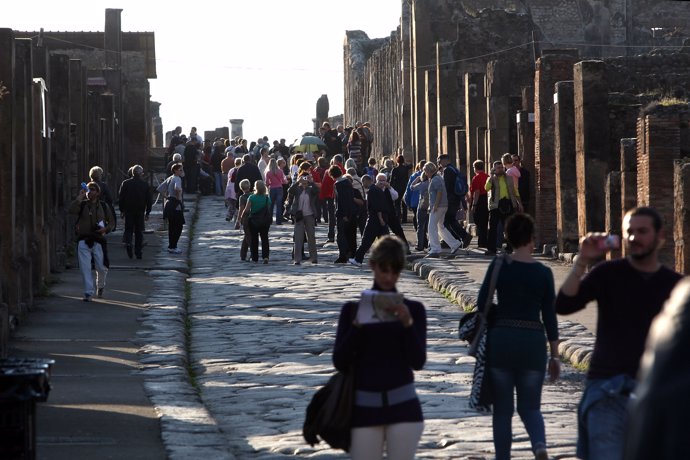Turistas visitando las ruinas de Pompeya