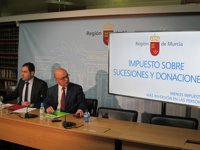 El consejero de Hacienda corrobora la bajada del IRPF anunciada por López Miras