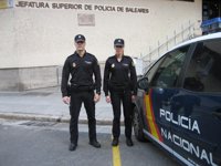 Dos policías salvan la vida a un hombre que había entrado en parada cardiorrespiratoria en Palma