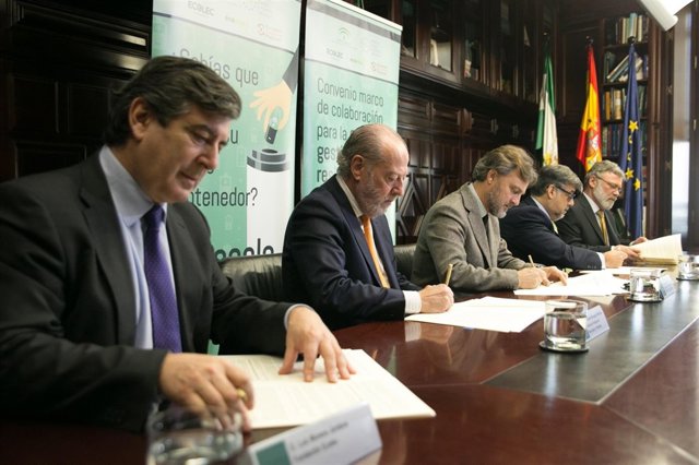 Junta y FAMP suscriben el convenio