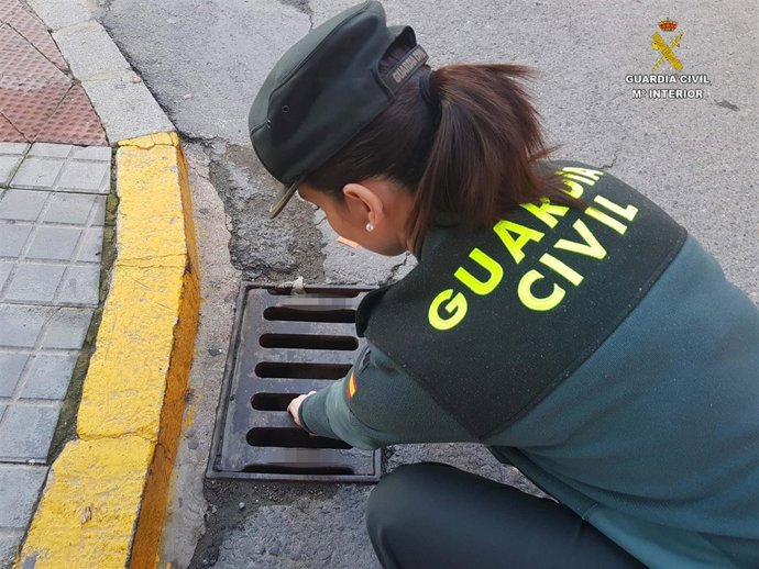 Agente de la Guardia Civil en una operación en Huelva por el robo de un móvil