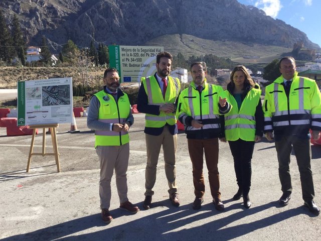 López (c) asiste al inicio de las obras para mejorar la travesía de Bedmar.