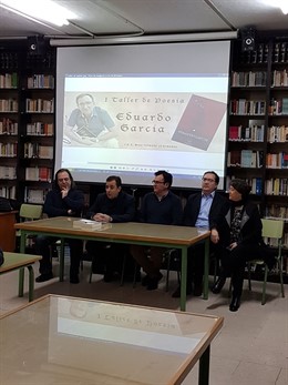 López (segundo por la izda.), durante en el taller