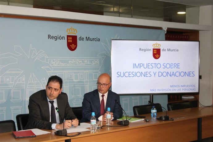  Andrés Carrillo, A La Derecha, En La Rueda De Prensa