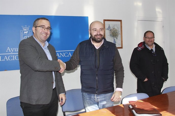 Juan Manuel Valle con los empresarios contratistas.