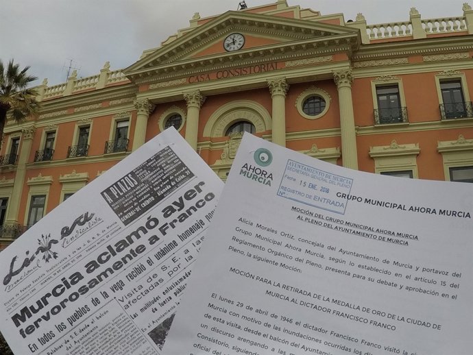 Moción frente a la fachada del Ayuntamiento de Murcia