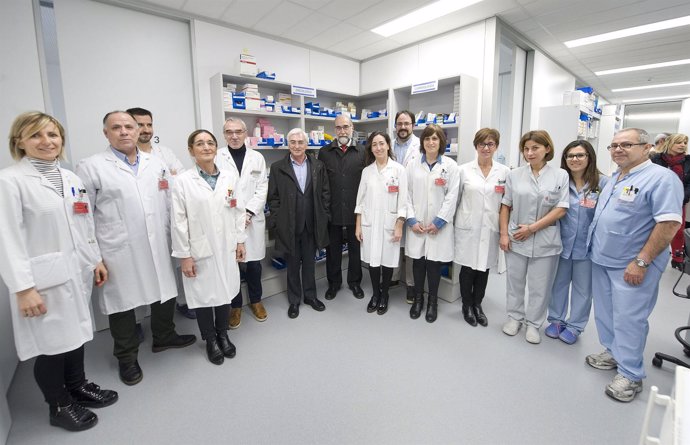 Fernando Domínguez visita las instalaciones del sevicio de Farmacia del CHN