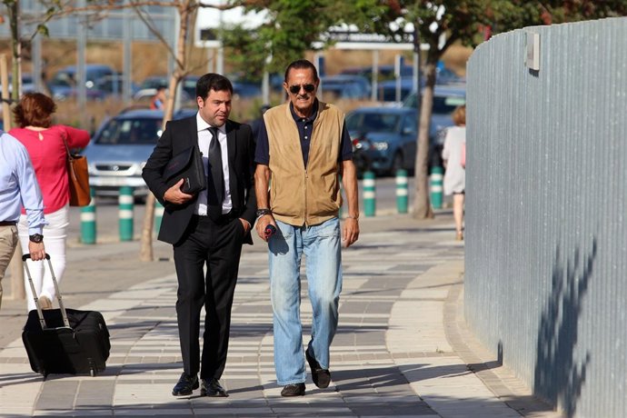 Julián Muñoz entrando en juzgados