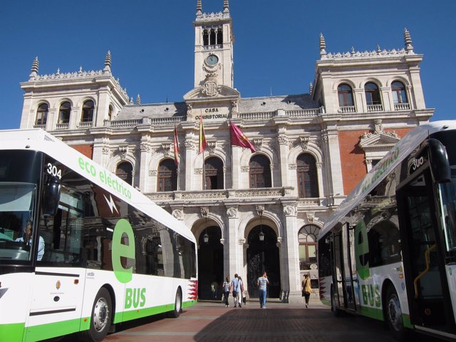 Autobuses de Auvasa, ante el Ayuntamiento de Valladolid