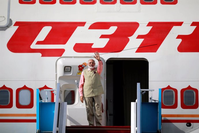 Narendra Modi entra en un avión
