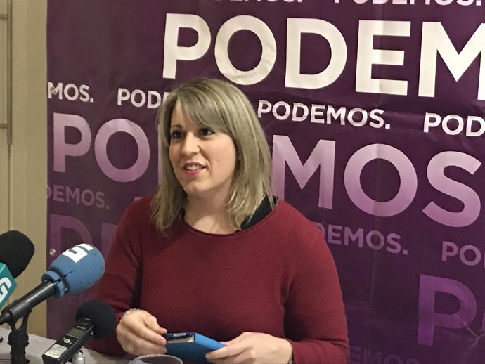 La secretaria xeral de Podemos Galicia, Carmen Santos, en rueda de prensa