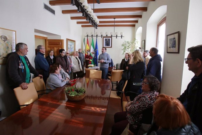 Pensionistas reunidos con el alcalde, Antonio Conde
