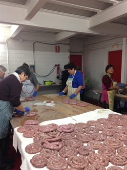 Preparació de la Festa del Porc a Alcarràs