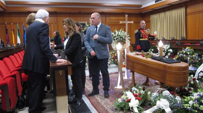 Susana Díaz saluda a los familiares de Pablo García Baena en su capilla ardiente