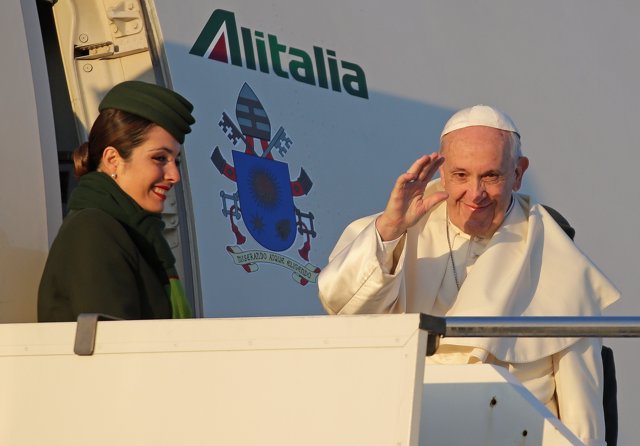 El Papa Francisco saluda mientras embarca para su viaje a Chile y Perú
