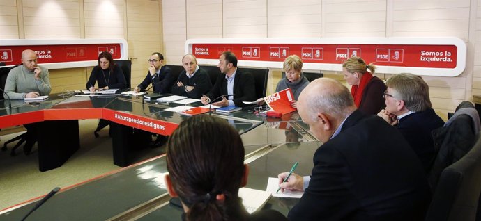Reunión del PSOE con representantes de asociaciones de policías