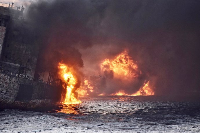 El petrolero iraní Sanchi envuelto en llamas en el mar de la China Oriental