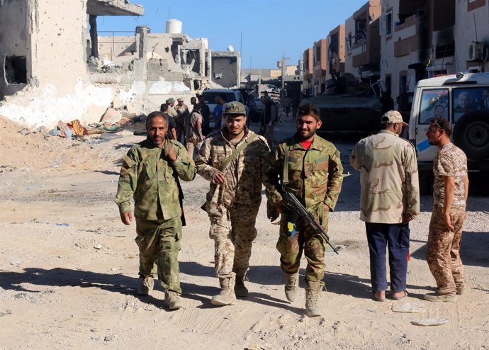 Combatientes de las fuerzas libias aliadas con el gobierno respaldado por la ONU