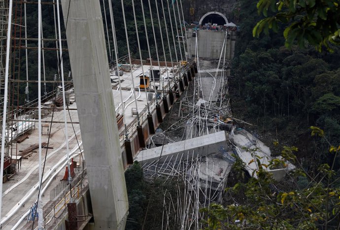 Derrumbe parcial del puente Chirajara en Colombia. 