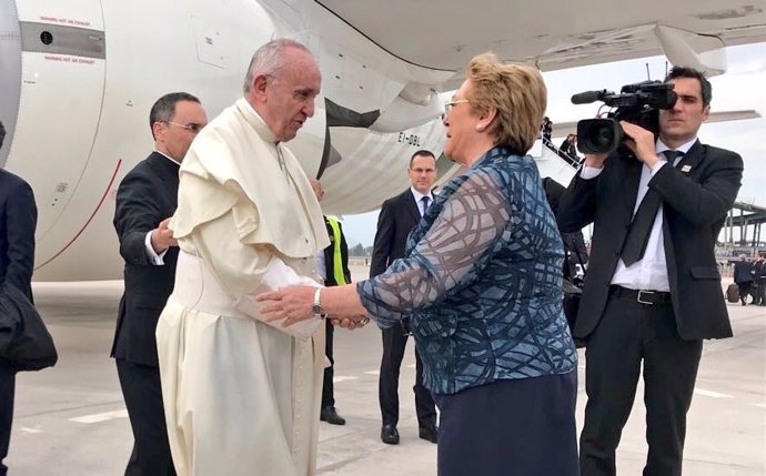 Michelle Bachelet rep al papa Francesc en la seva visita a Xile
