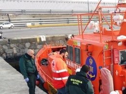 Guardia Civil y Cruz Roja, en una anterior operación con inmigrantes