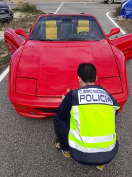 Detingut per modificar un cotxe per a paréixer un Ferrari