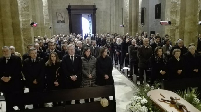 La familia (dcha.) y autoridades (izda.) en el funeral de García Baena