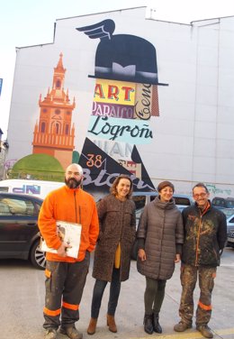 Gamarra y Montes, con los autores, ante al mural       