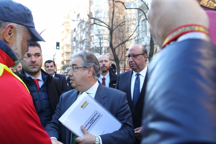 Zoido s'apropa als manifestants per a l'equiparació salarial de la Policia 