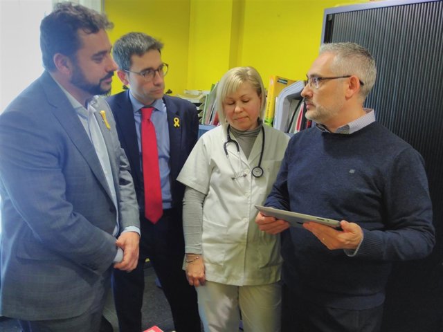 F.Iglesies y D.Elvira con una enfermera y un responsable del aplicativo