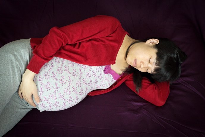 Mujer embarazada durmiendo