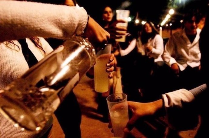 Imagen de archivo de gente bebiendo en la calle