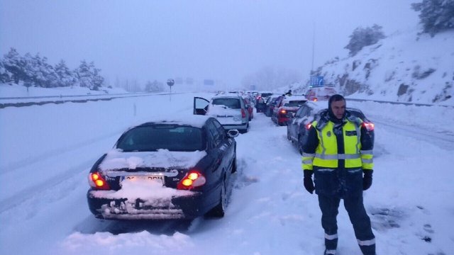 Coches atrapados por el temporal de nieve en la AP-6