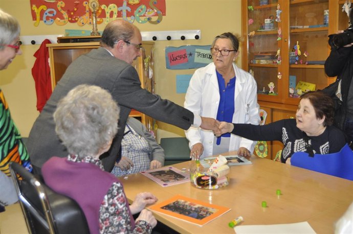 Lambán y Broto han visitado la residencia de personas mayores de Las Fuentes. 