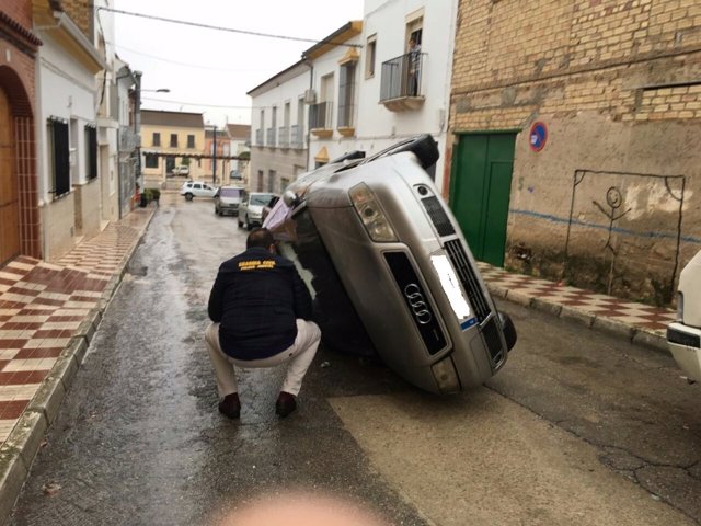 Vehículo volcado como protesta por la agresión a un vecino de Pedrera