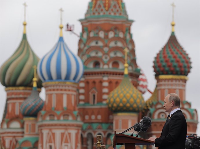 Vladimir Putin con San Basilio al fondo