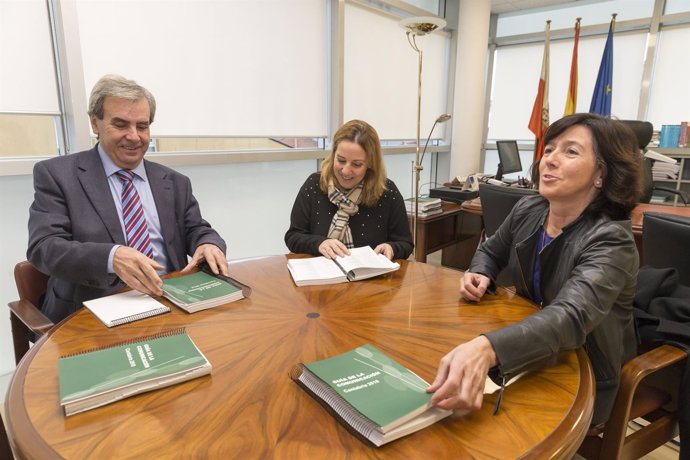 De la Sierra con representantes Asociación de la Prensa de Cantabria 