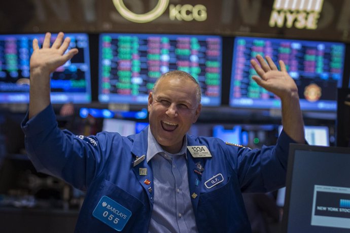 Specialist Geoffrey Friedman reacts to the Dow Jones industrials average passing
