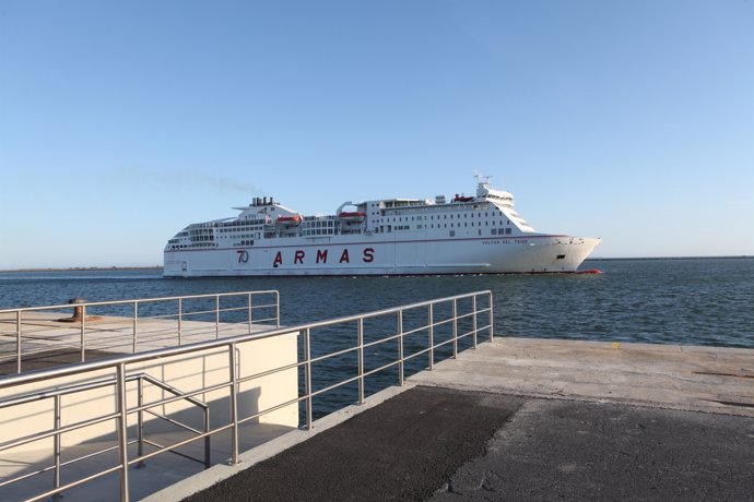 Ferry de la naviera Armas que une Huelva con Canarias