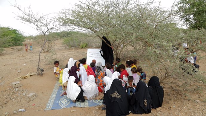 Escolares yemeníes bajo un árbol en la provincia de Hodeida