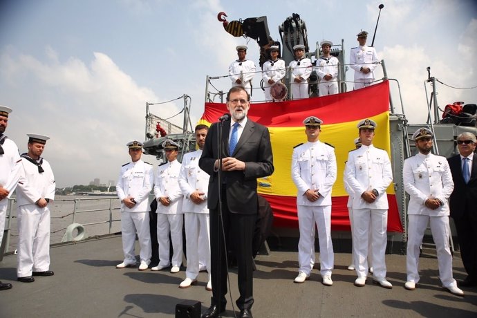 Rajoy visita a los militares españoles desplegados en el Golfo de Guinea