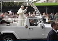 Agreden al papa Francisco con un periódico cuando iba en el papamóvil