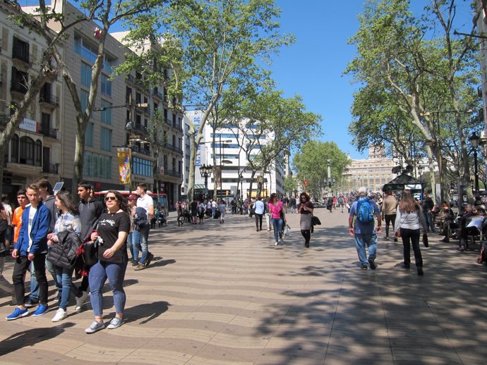 Gent, persona, persones, passejant, passeig, compres, turistes, catalans, Ramble