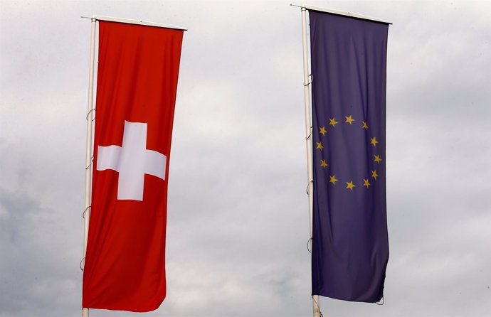 Banderas de Suiza y la UE