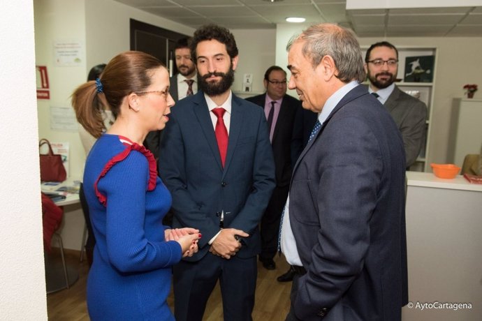 Reunión de la alcaldesa con el presidente de la Unión de Cooperativas en la AJE