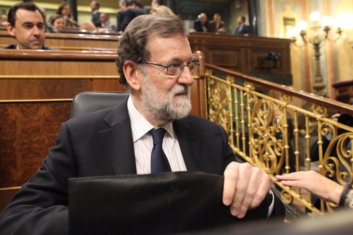 Mariano Rajoy, en su escaño con el maletín
