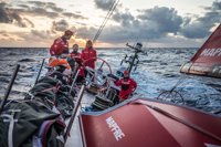 El 'MAPFRE' espera una "oportunidad meteorológica" para recortar millas con los de delante