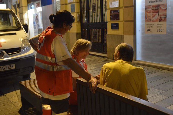 Cruz Roja atiende a una persona sin hogar