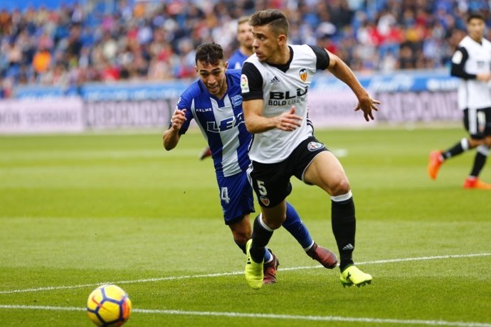 Munir pelea un balón en un Alavés-Valencia