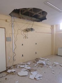 Nueva concentración ante el colegio siniestrado en El Cuervo de Sevilla y tercer día sin que los niños asistan a clase